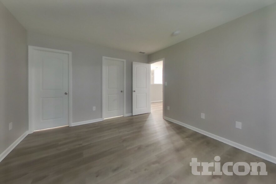 Building Photo - 11491 N Creekside Dr
