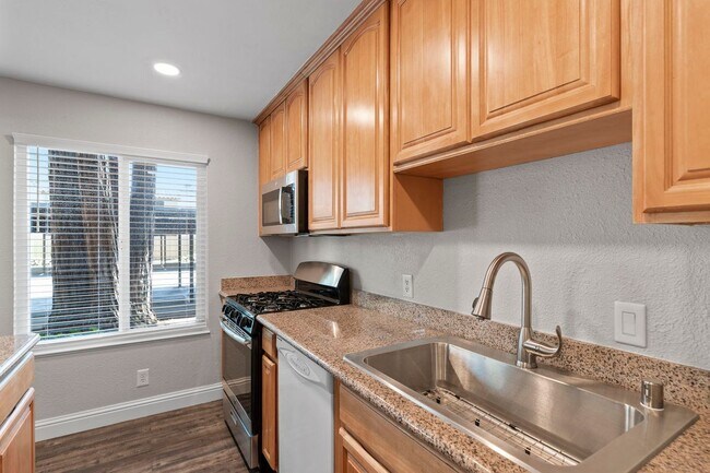 Building Photo - 975 Murrieta Blvd