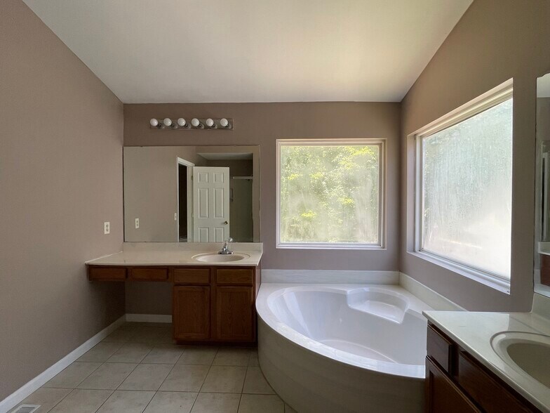 Building Photo - 636 Canary Estates Dr