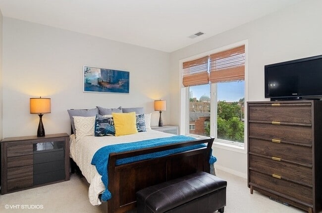 Building Photo - 600 W Drummond Pl