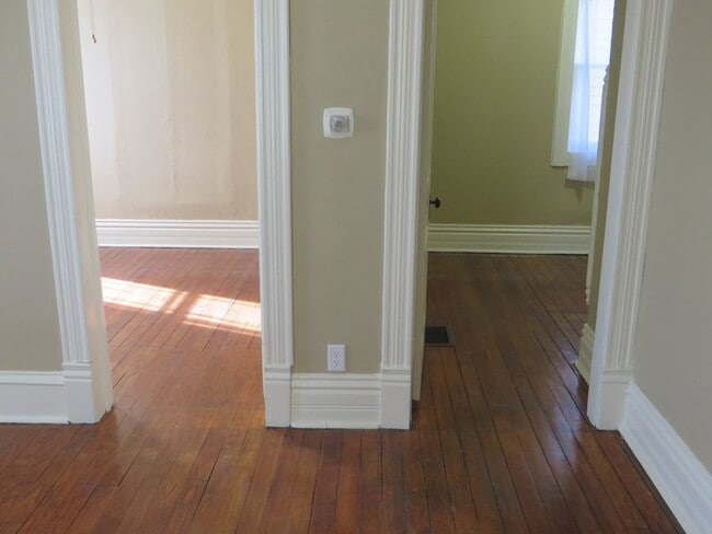 Building Photo - February - One Bedroom Cottage House in the Heart of Downtown (West Central, Downtown)