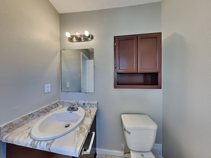 Building Photo - 1201 Saturn Dr