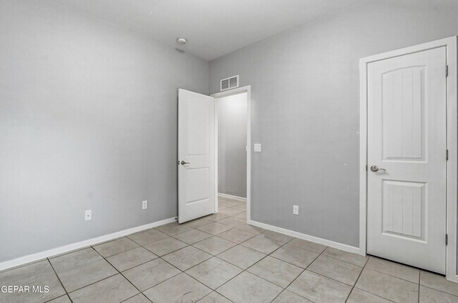 Building Photo - 11500 Summer Dr