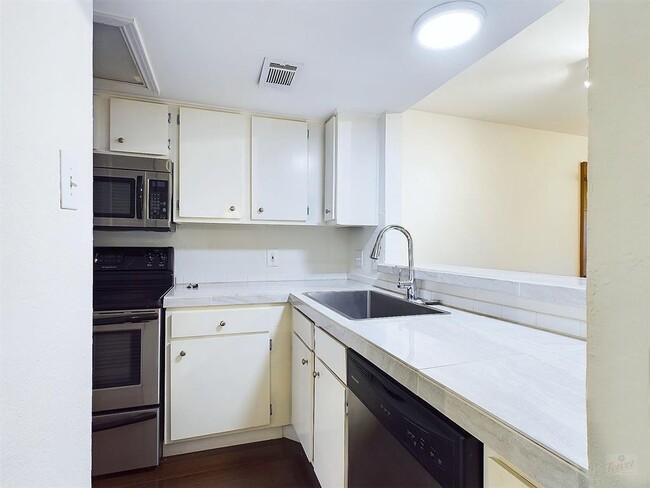 Building Photo - 2104 Cullen Ave