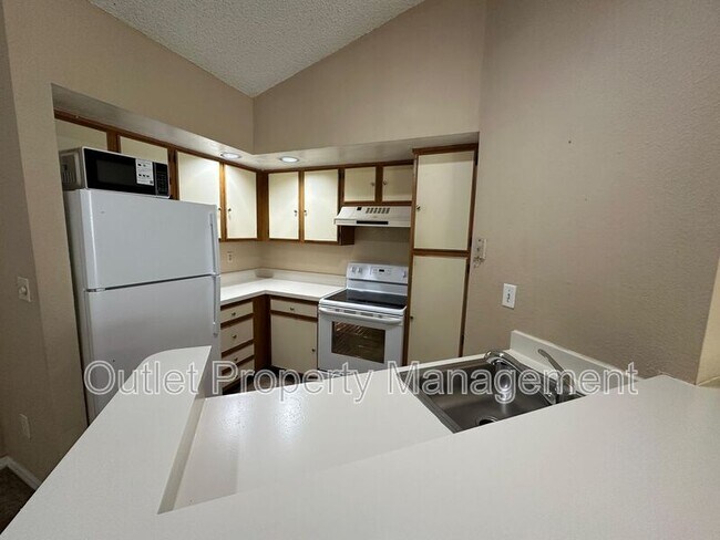 Building Photo - 4560 Commander Dr