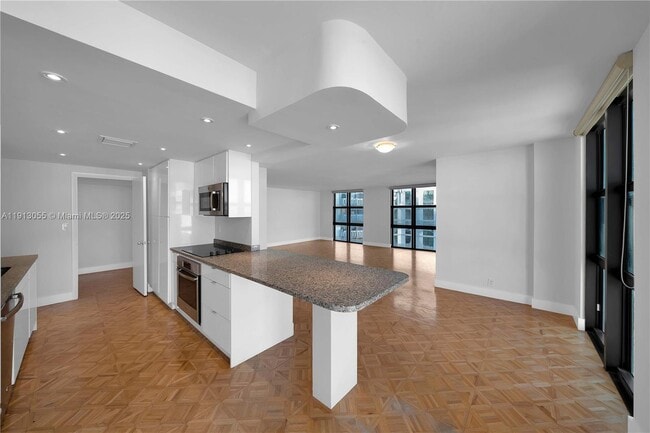 Primary Photo - 1111 Crandon Blvd