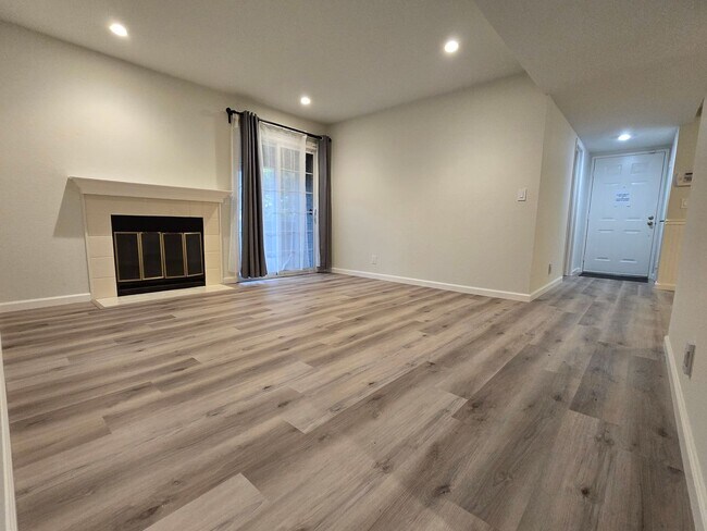 Building Photo - Remodeled Lower Level Condo in Oakland, CA...