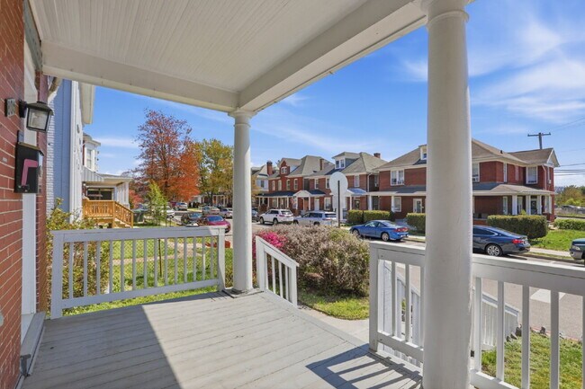 Building Photo - Beautiful Duplex with Charm