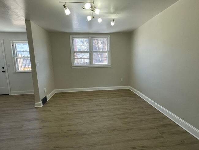Building Photo - Beautiful 3 Bedroom, 1.5 Bath in Brookhaven