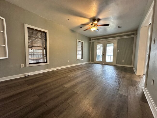 Building Photo - 335 Bayou Dr