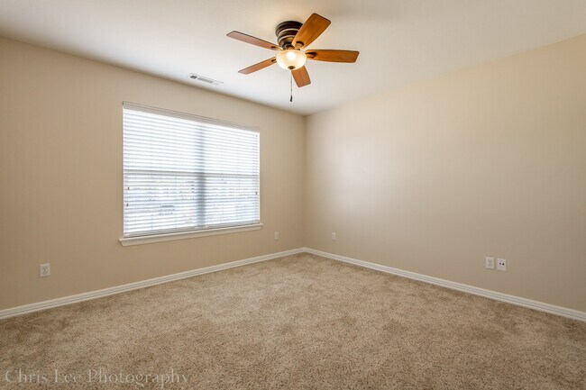 Building Photo - Large 3 Bedroom Home in Perfect Condition! Great Location!