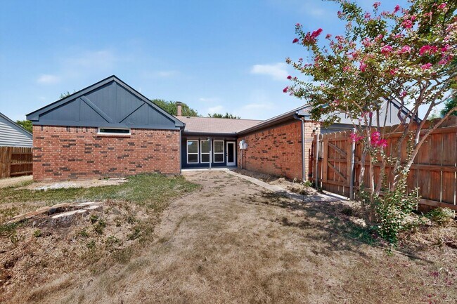 Building Photo - 215 Aspenway Dr