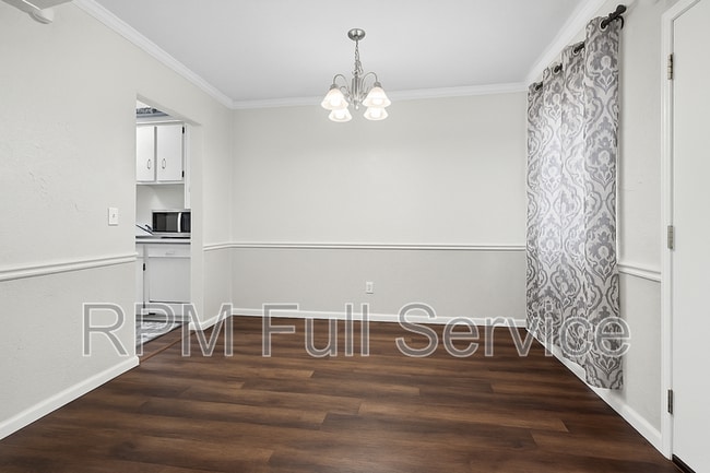 Building Photo - 810 Bellevue Rd