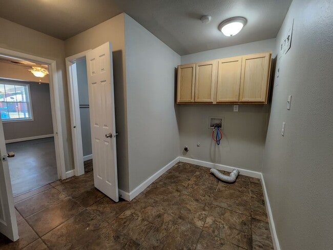 Building Photo - 3 Bedroom 2 Bath brick home in Shawnee