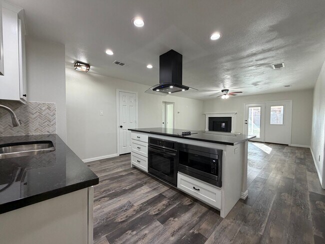 Building Photo - AVAILABLE NOW 3 BEDROOM 2 BATH HOME IN SAGINAW