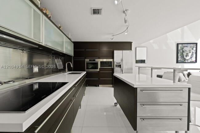 Building Photo - 6000 Collins Ave