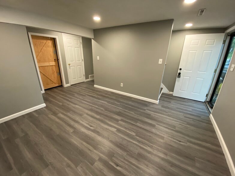 Building Photo - 1615 NE White Dr