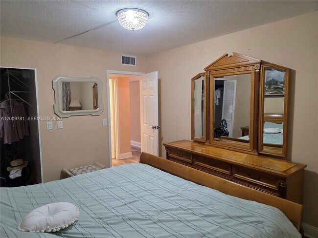 Building Photo - 232 Saxony Dr