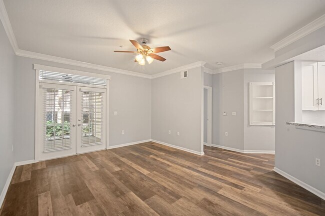 Building Photo - Renovated 2BR/2BA Condo With a Garage in I...