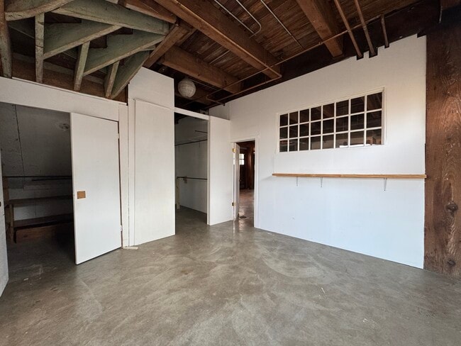 Building Photo - 915 W 16th St