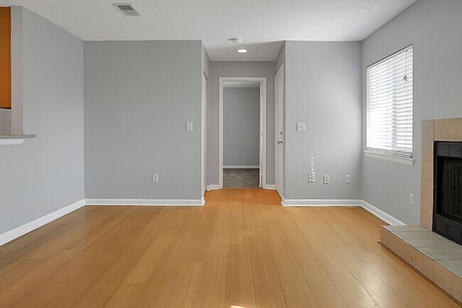 Building Photo - Renovated Condo located in heart of Mt Pleasant, near Ravenel Bridge and Waterfront Park