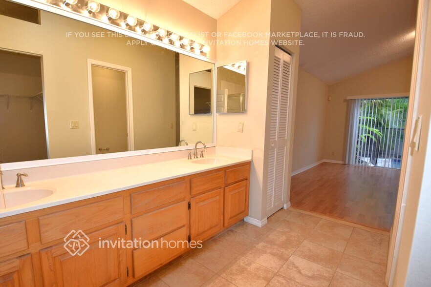 Building Photo - 10 Blenheim Ct