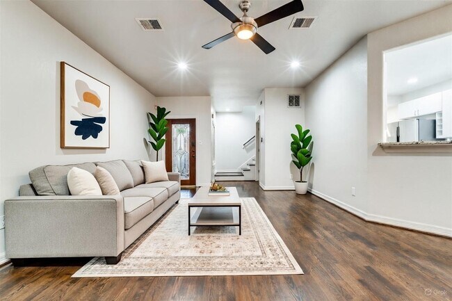 Building Photo - 1318 Peden St