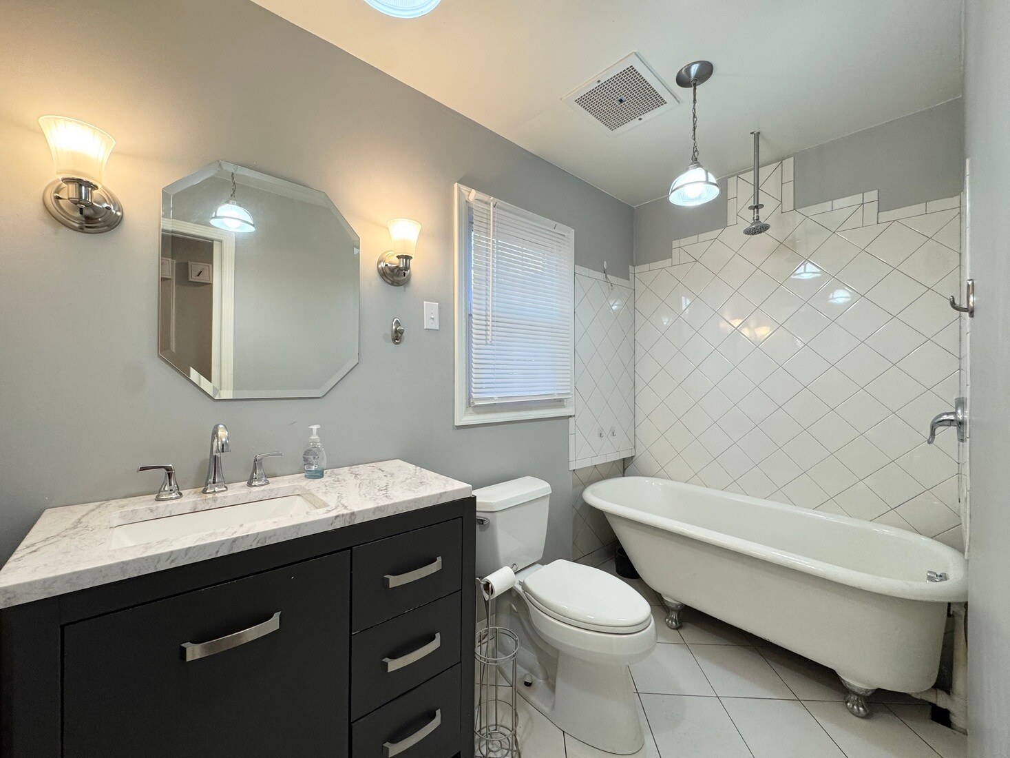 Building Photo - 3640 N Walnut St