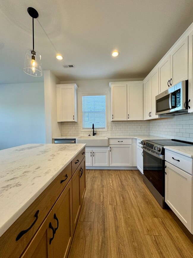 Building Photo - Newly Built End-Unit Townhome in Blacksburg