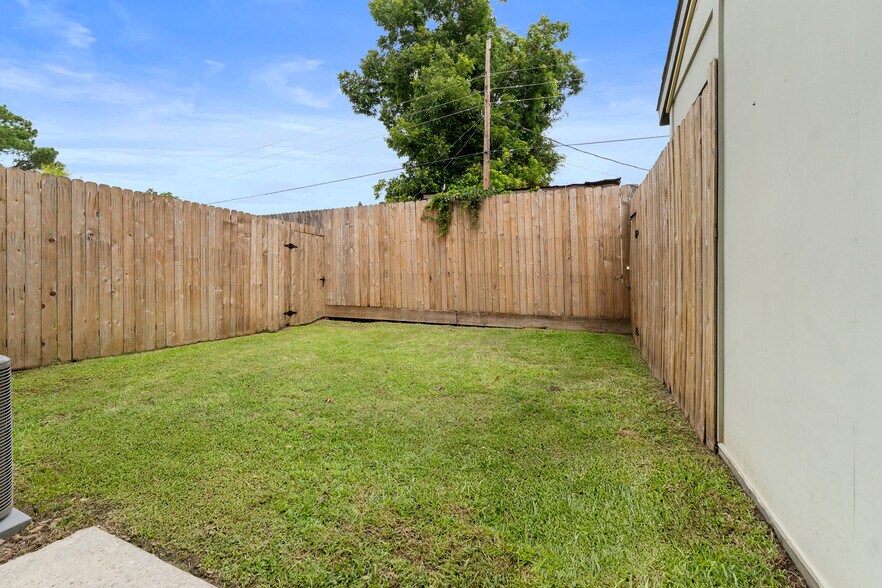 Building Photo - 212 Highland Oaks Ln