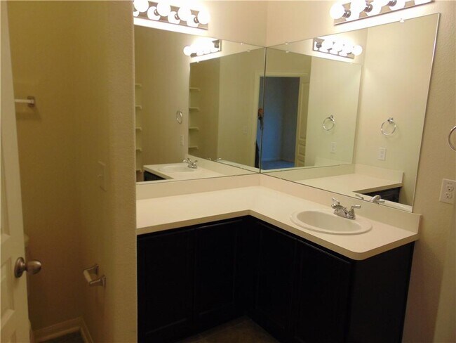 Building Photo - 124 Hollis Ln