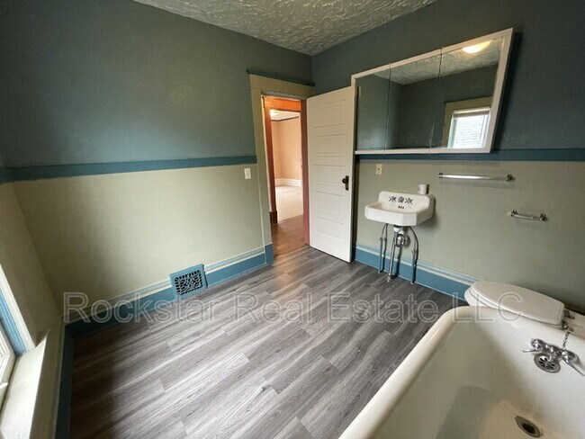 Building Photo - 519 E Ermina Ave