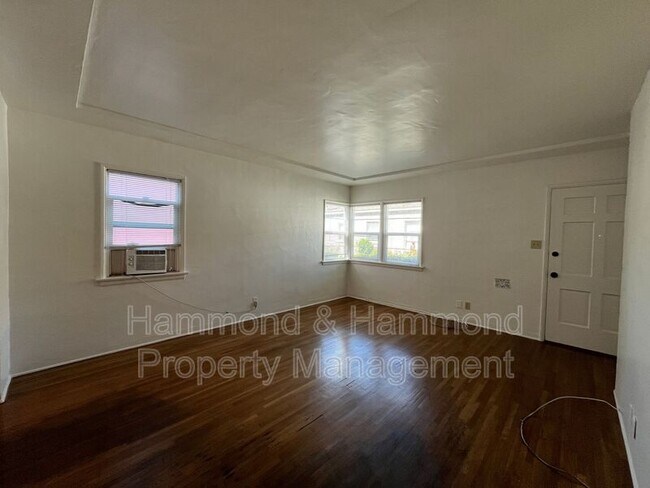 Building Photo - 12243 Magnolia Blvd