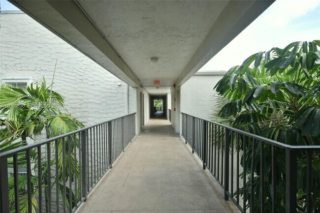 Building Photo - 6884 N Kendall Dr