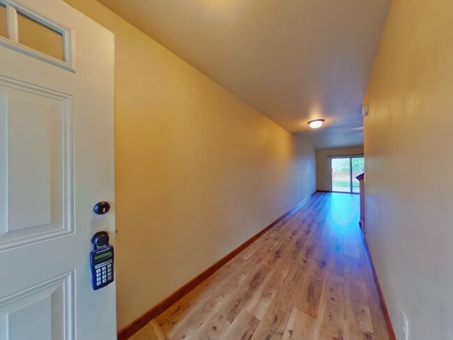 Building Photo - PET FRIENDLY! Beautiful 3 bedroom 2 1/4 bath townhouse in 4 Corners! Fenced backyard!