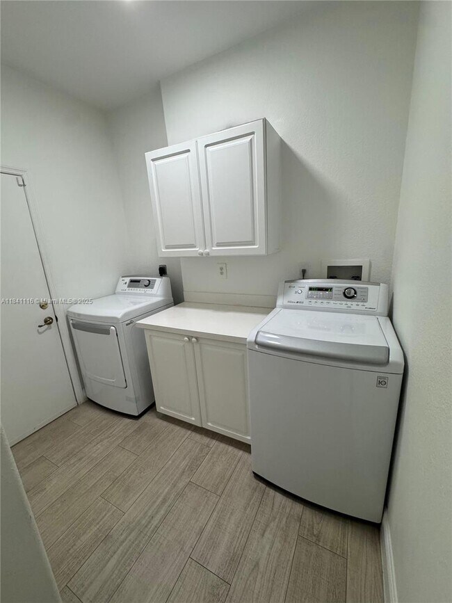 Building Photo - 5444 NW 112th Pl