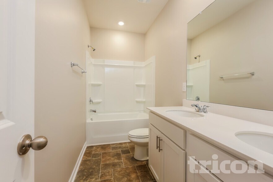 Building Photo - 250 Fenwick Dr