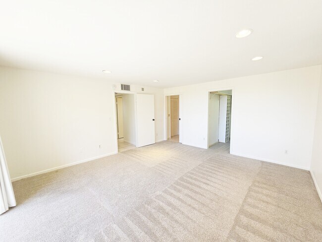 Building Photo - 2420 Torrey Pines Rd