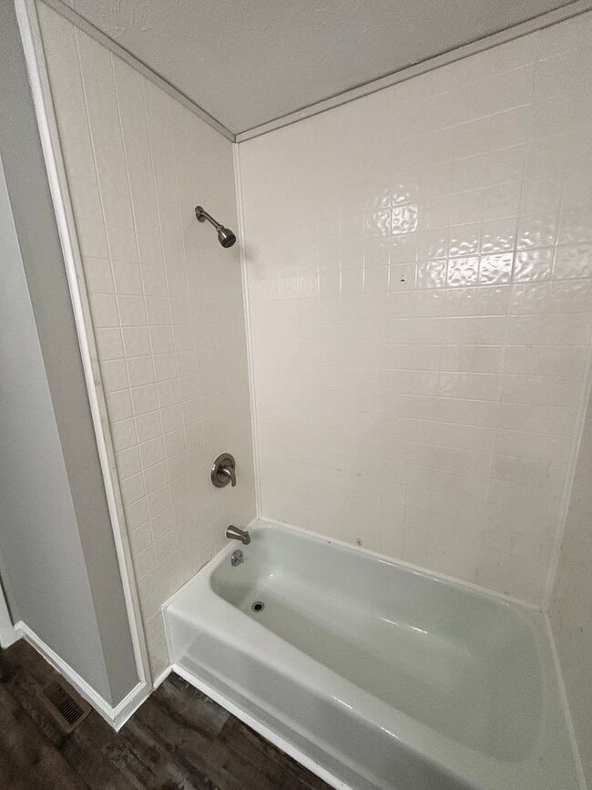 Building Photo - Newly Updated 4bd/3bth in Seymour!