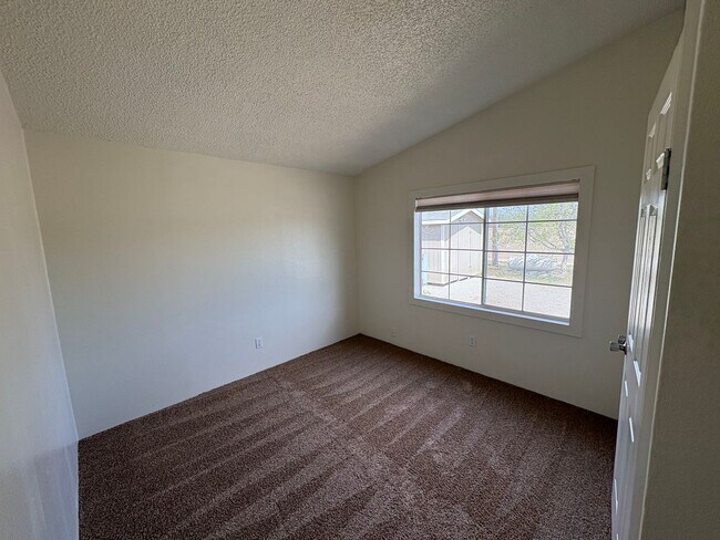 Building Photo - Country home! Private showing only!