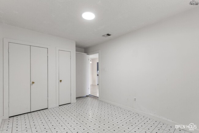 Building Photo - 212 Dirks Dr