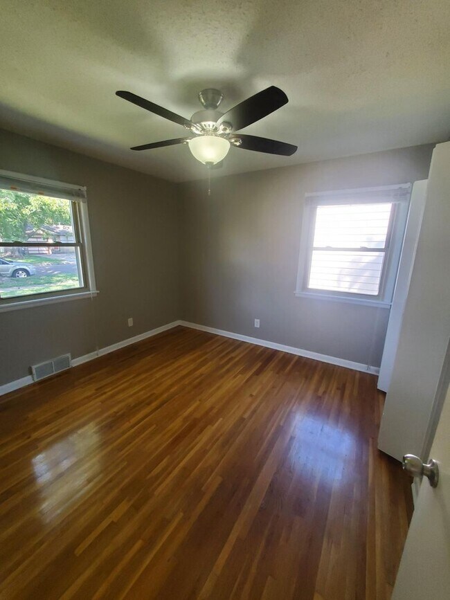 Building Photo - Single family home Recently renovated, mov...