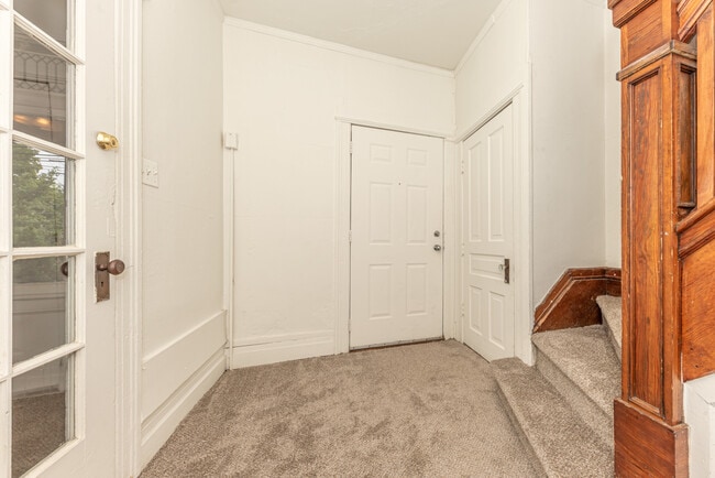 Building Photo - 808 E Ann St