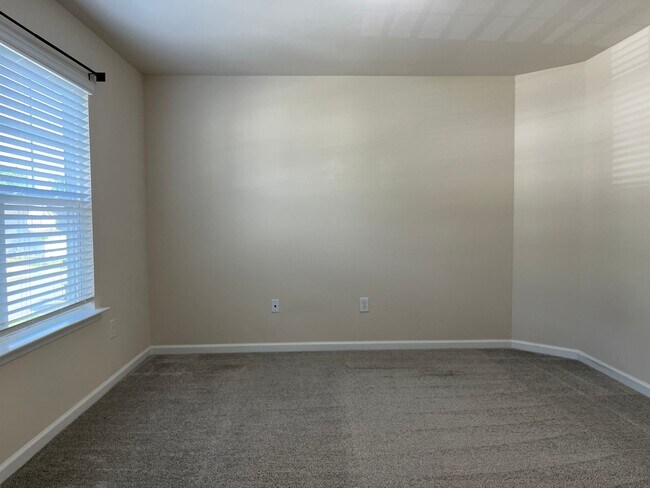 Building Photo - AMAZING LOCATION, Fantastic 4 Bed Home, In...