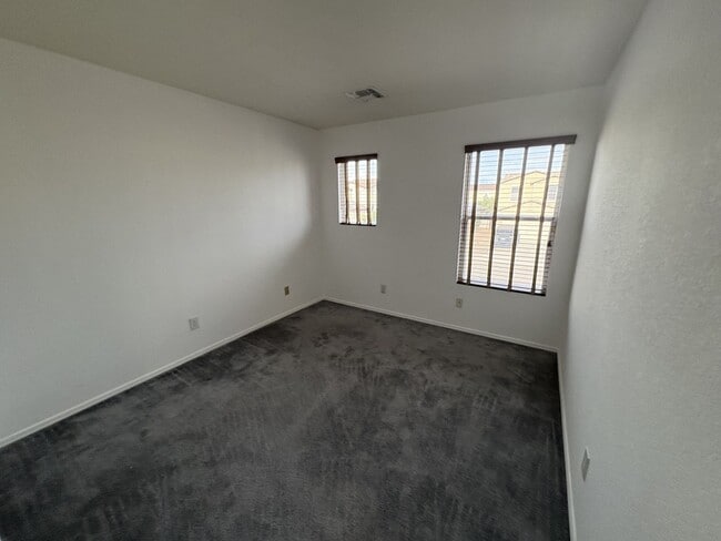 Building Photo - Convenient Location Three bedroom 2.5 baths 2 car garage