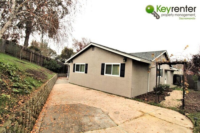 Building Photo - 8312 Camelback Ct