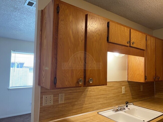 Building Photo - 2207 Cascade Dr