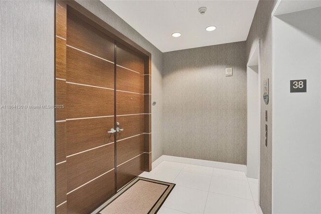 Primary Photo - 18201 Collins Ave