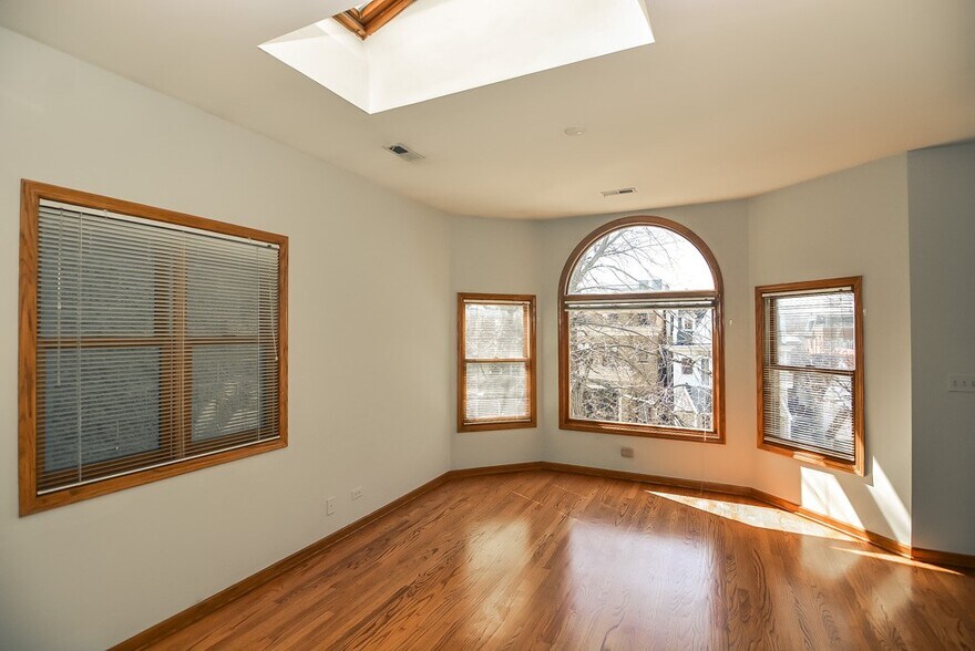 Building Photo - 3721 N Janssen Ave