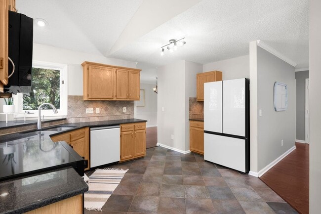 Building Photo - 201 St Regis Ln